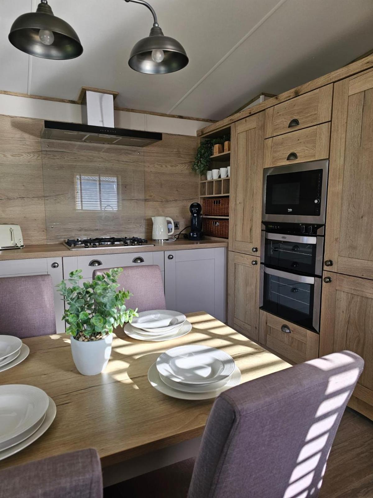 Premium 2 Bedroom Caravan With Free Wifi ฮันสแตนตัน ภายนอก รูปภาพ