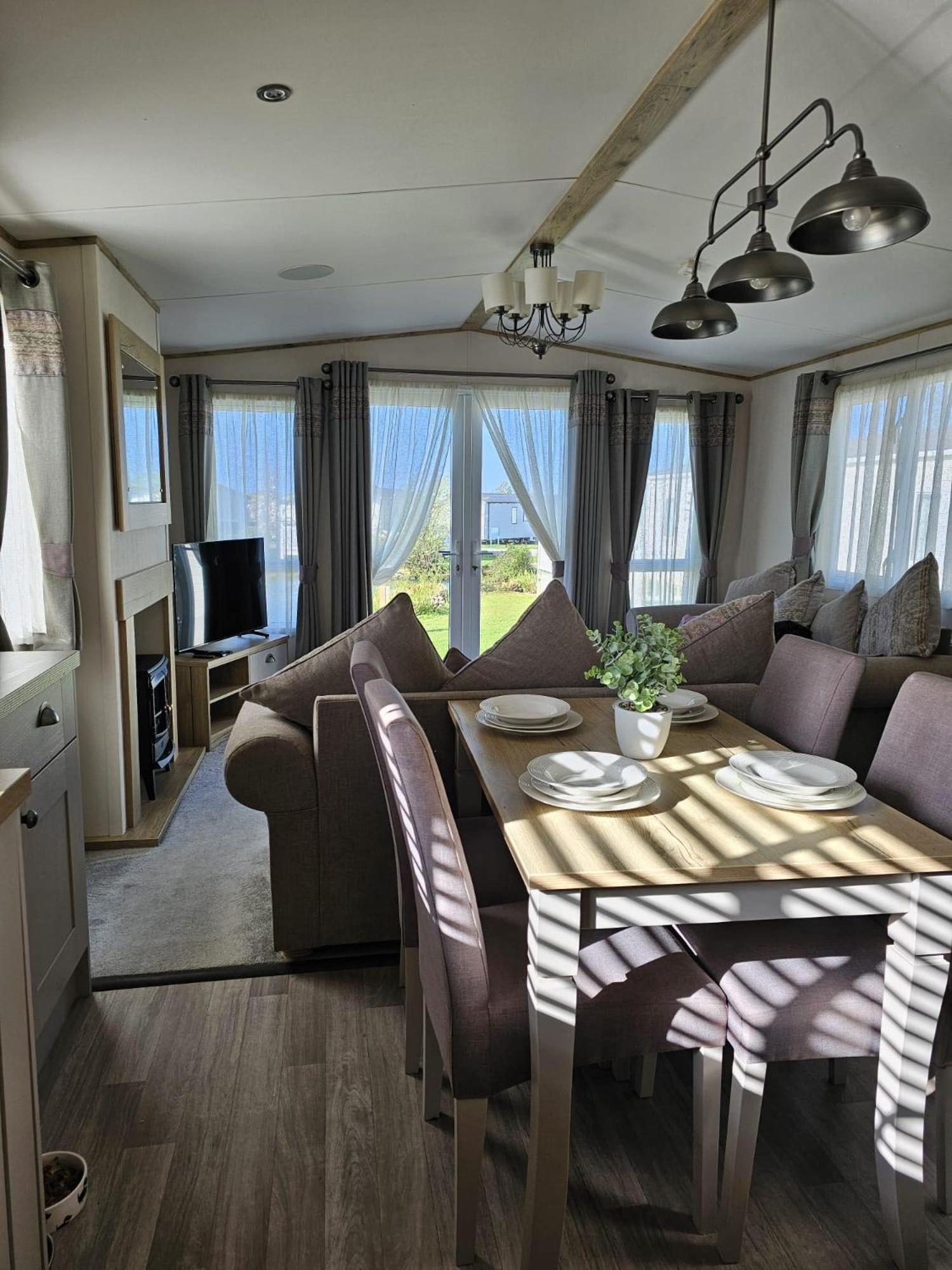 Premium 2 Bedroom Caravan With Free Wifi ฮันสแตนตัน ภายนอก รูปภาพ